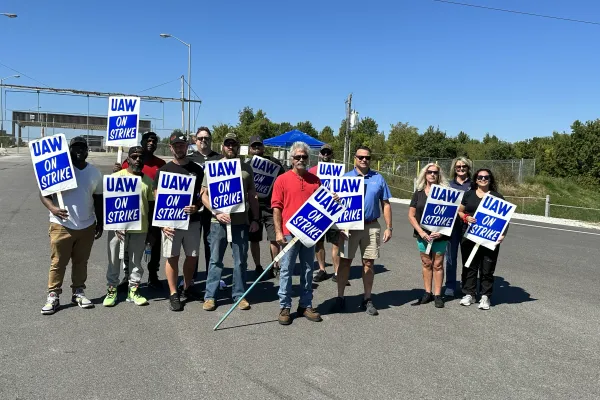 Missouri AFL-CIO joins the UAW picket line 