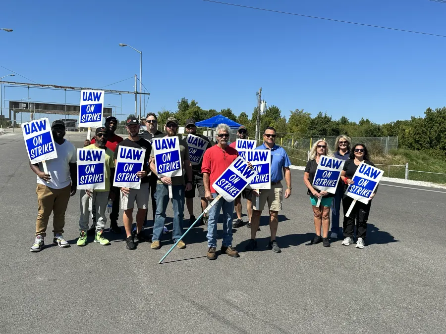 Missouri AFL-CIO joins the UAW picket line 